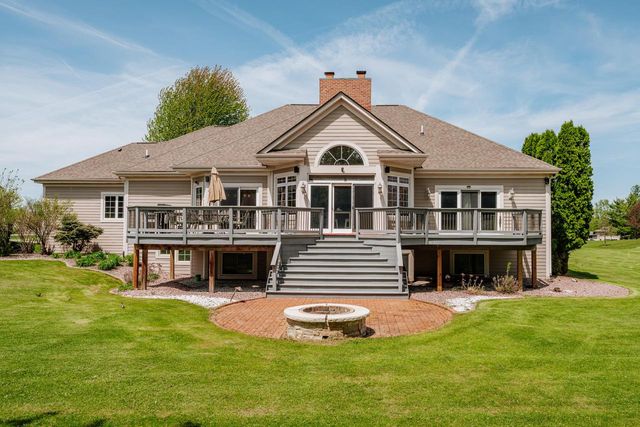 W251S5204 Poppy Fields ROAD, Waukesha, WI 53189