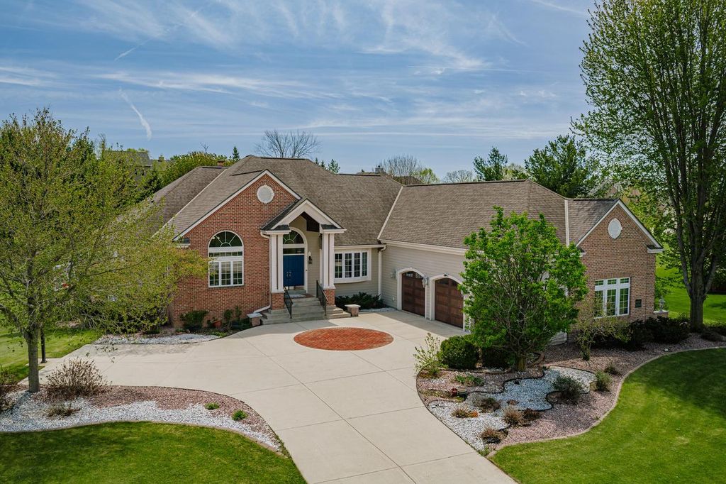W251S5204 Poppy Fields ROAD, Waukesha, WI 53189