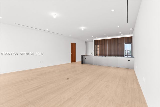 5 Grove ISle L405, Miami, FL 33133