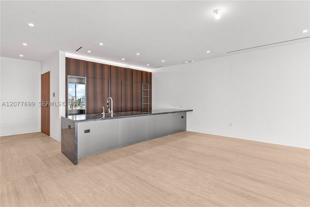 5 Grove ISle L405, Miami, FL 33133