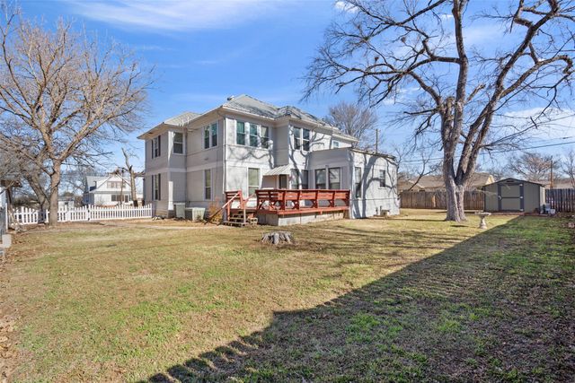 900 W 6th Street, Mcgregor, TX 76657