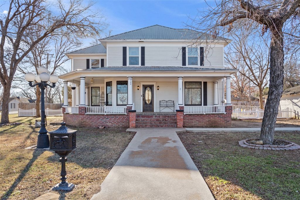 900 W 6th Street, Mcgregor, TX 76657