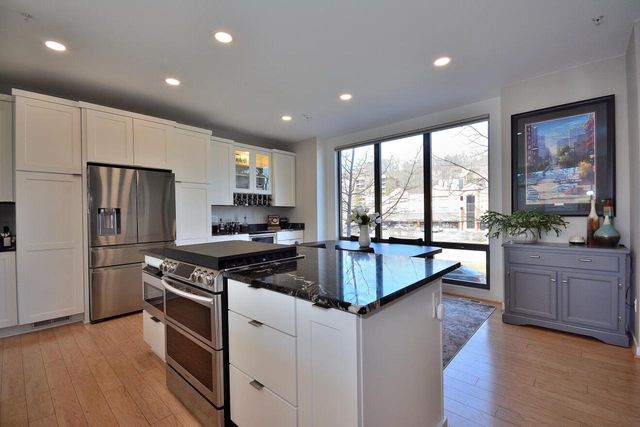 305 Mill Reserve DRIVE, Waukesha, WI 53188