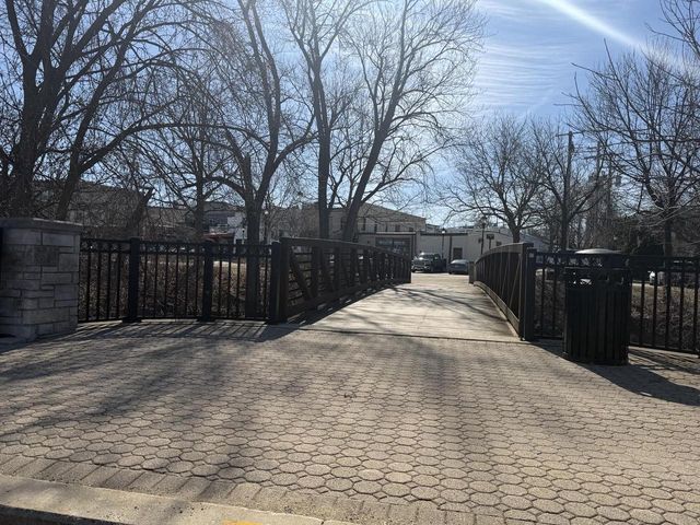 305 Mill Reserve DRIVE, Waukesha, WI 53188