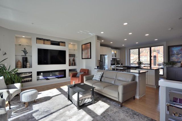 305 Mill Reserve DRIVE, Waukesha, WI 53188