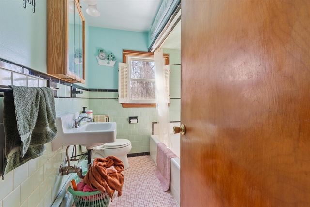 38 Garnet St, Worcester, MA 01607