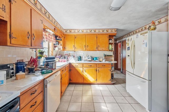 38 Garnet St, Worcester, MA 01607