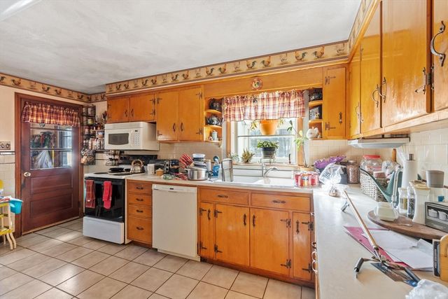 38 Garnet St, Worcester, MA 01607