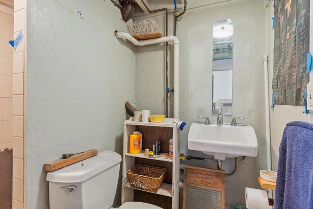 38 Garnet St, Worcester, MA 01607