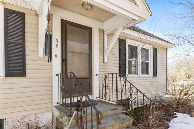 38 Garnet St, Worcester, MA 01607