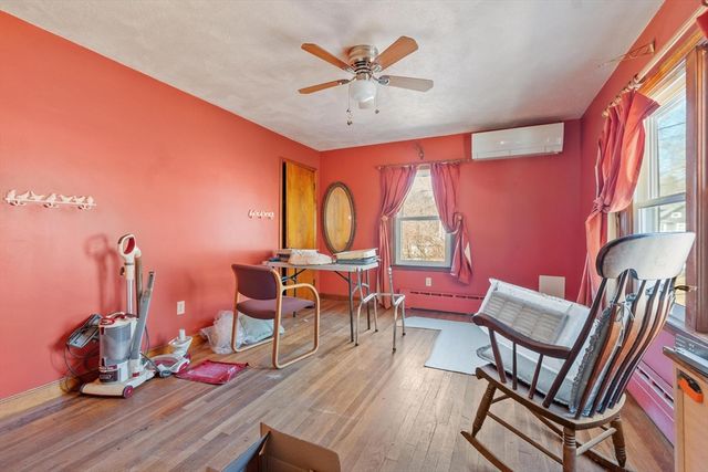 38 Garnet St, Worcester, MA 01607