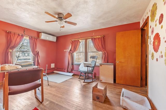 38 Garnet St, Worcester, MA 01607