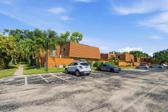 1438 Park Shore Circle 3, Fort Myers, FL 33901