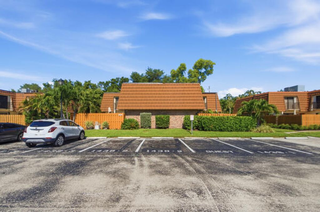 1438 Park Shore Circle 3, Fort Myers, FL 33901