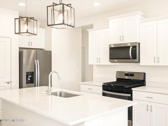 9877 N Solstice Avenue, Tucson, AZ 85743