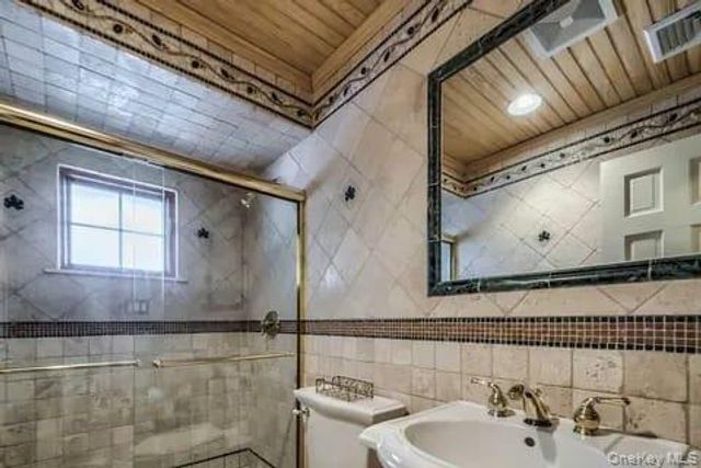 24 Cable Lane, Hicksville, NY 11801