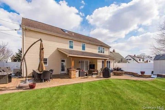 24 Cable Lane, Hicksville, NY 11801