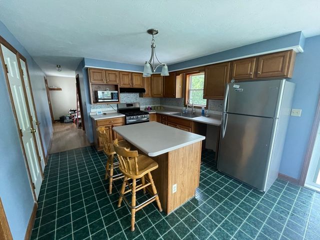 14 Wheelwright Rd, Barre, MA 01005