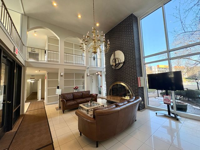 9529 Bronx Avenue 401, Skokie, IL 60077