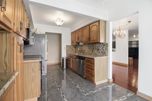 9529 Bronx Avenue 401, Skokie, IL 60077