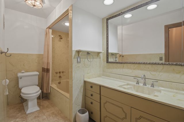 9529 Bronx Avenue 401, Skokie, IL 60077