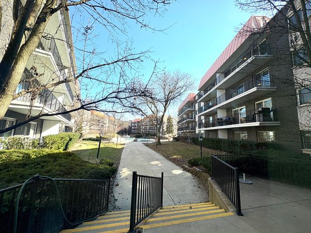 9529 Bronx Avenue 401, Skokie, IL 60077