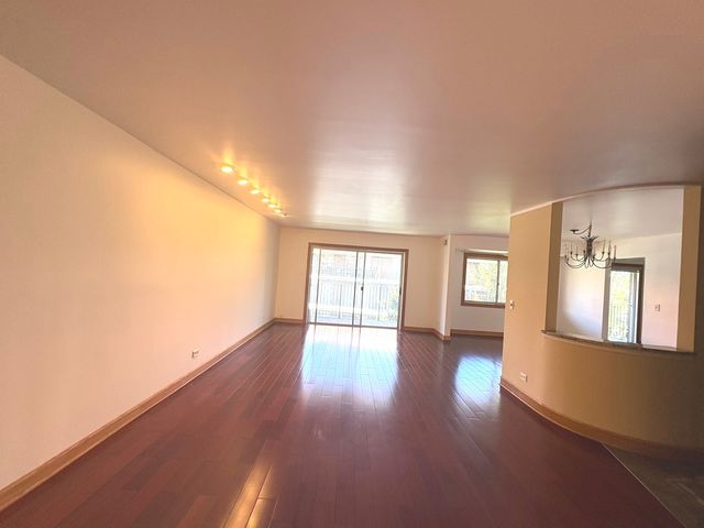 9529 Bronx Avenue 401, Skokie, IL 60077