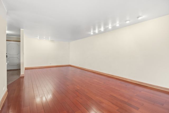 9529 Bronx Avenue 401, Skokie, IL 60077