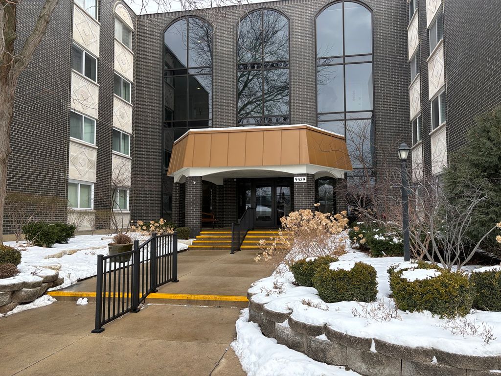 9529 Bronx Avenue 401, Skokie, IL 60077