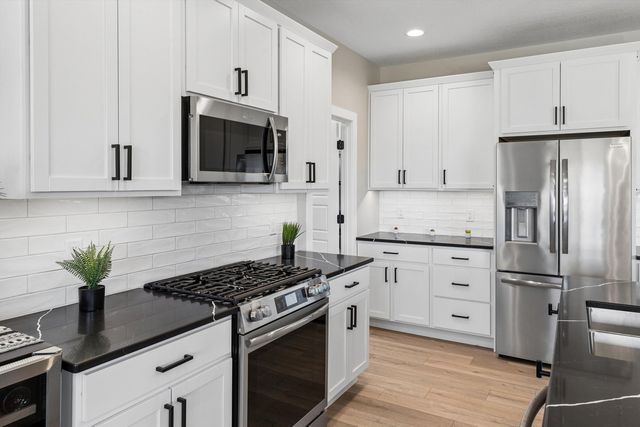 1207 Colonial Court, Eldridge, IA 52748