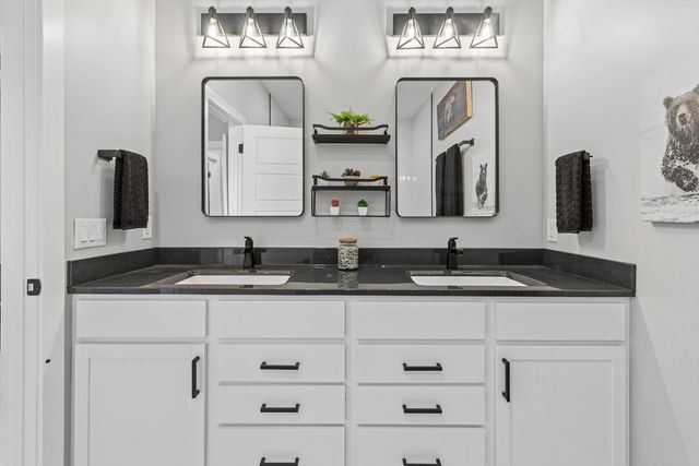 1207 Colonial Court, Eldridge, IA 52748