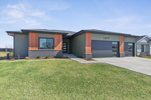 1207 Colonial Court, Eldridge, IA 52748