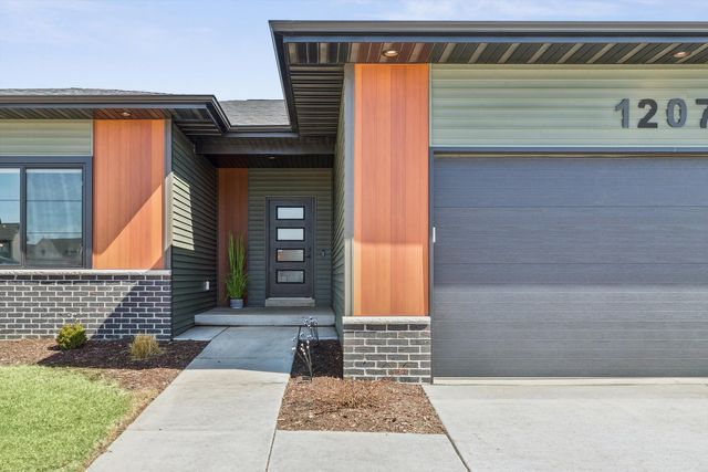 1207 Colonial Court, Eldridge, IA 52748