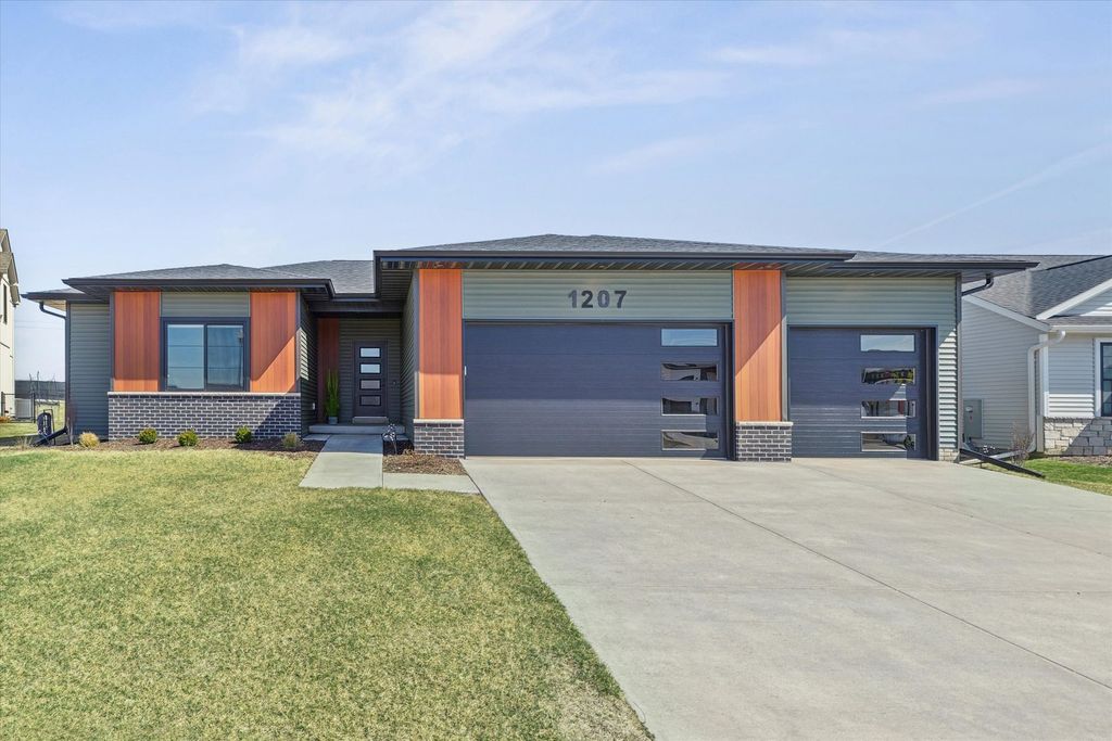 1207 Colonial Court, Eldridge, IA 52748