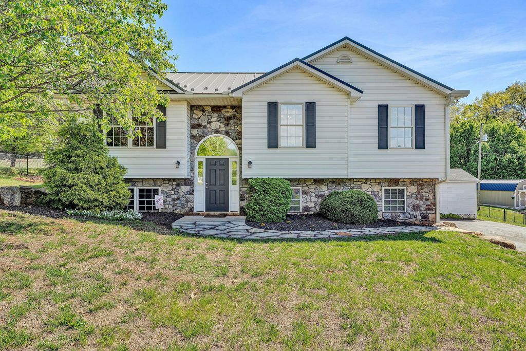 1392 Virginia Woods DR, Moneta, VA 24121