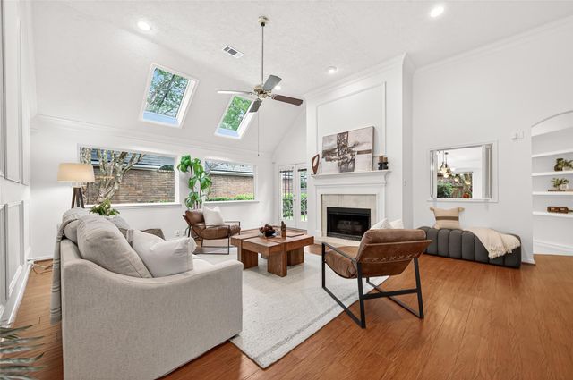 6 Skyland Place, The Woodlands, TX 77381