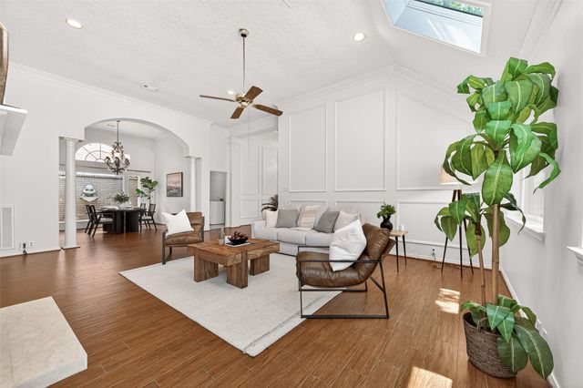 6 Skyland Place, The Woodlands, TX 77381