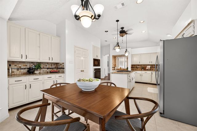 6 Skyland Place, The Woodlands, TX 77381