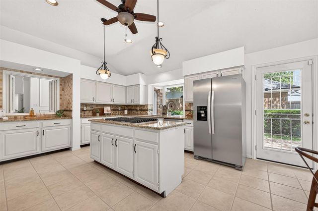 6 Skyland Place, The Woodlands, TX 77381