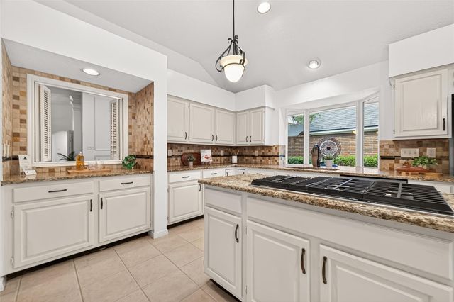 6 Skyland Place, The Woodlands, TX 77381