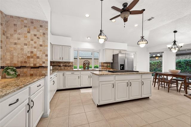 6 Skyland Place, The Woodlands, TX 77381