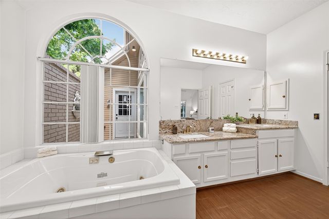 6 Skyland Place, The Woodlands, TX 77381