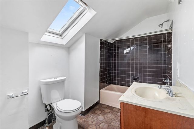 1009 Manhattan St, Manchester, PA 15233