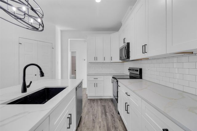 401 E Martin Luther King Blvd B, Willis, TX 77378