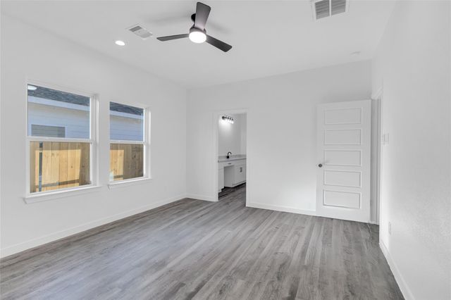 401 E Martin Luther King Blvd B, Willis, TX 77378