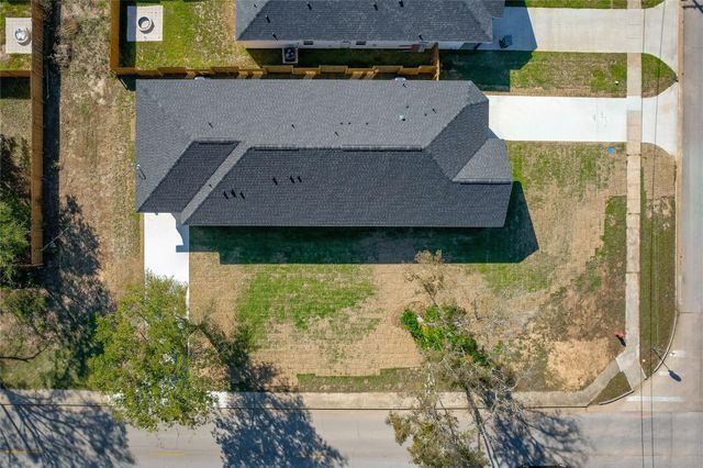 401 E Martin Luther King Blvd B, Willis, TX 77378