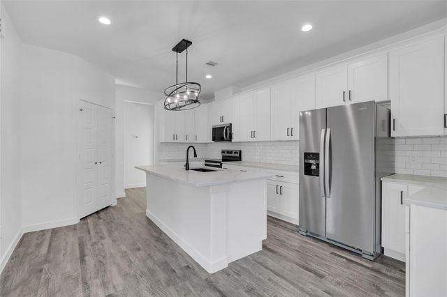 401 E Martin Luther King Blvd B, Willis, TX 77378