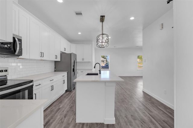 401 E Martin Luther King Blvd B, Willis, TX 77378