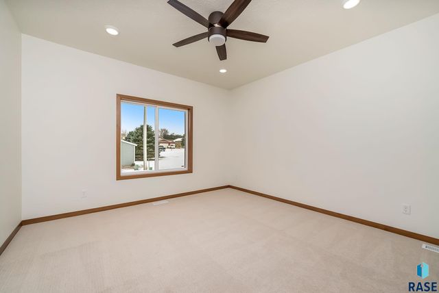 1501 E Carol St Street, Sioux Falls, SD 57104