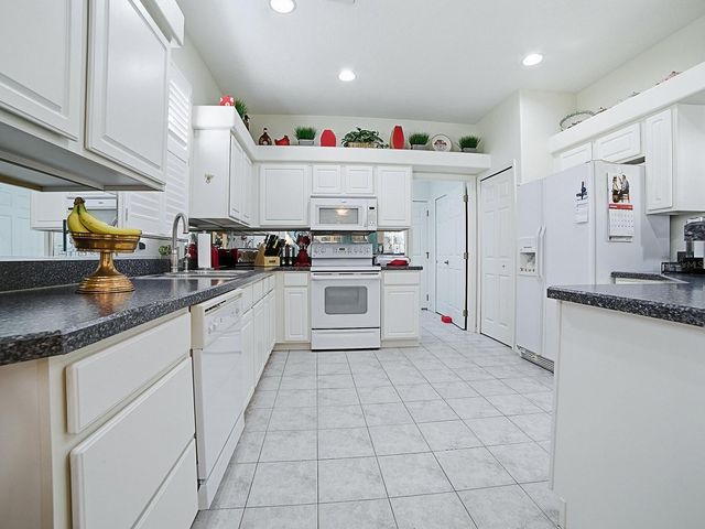 33122 MEADOW SIDE COURT, Leesburg, FL 34748